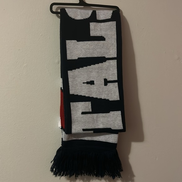 Brand new Washington Capitals Glove & Scarf set (NWOT) Still on original hanger. - Picture 4 of 4